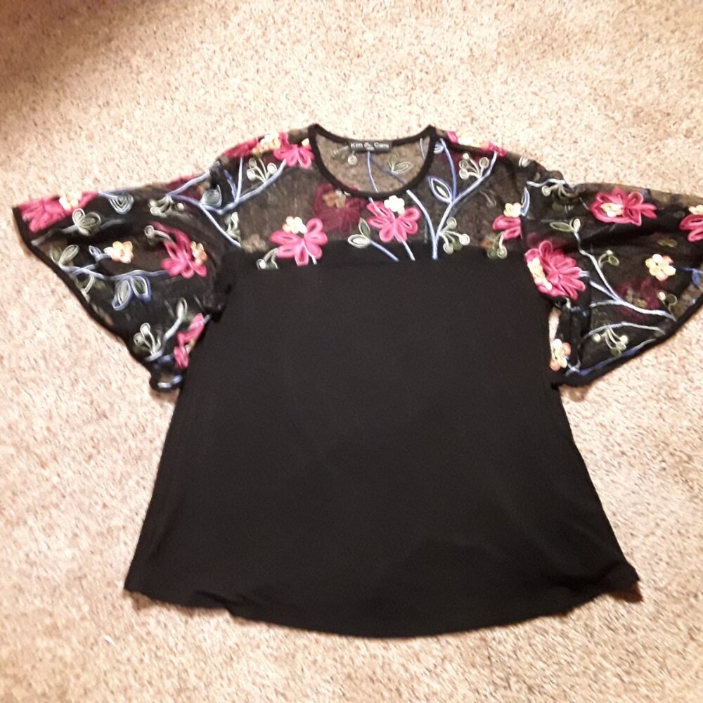 NEW Kim & Cami lovely black women's top with flora embroidered. Size Small